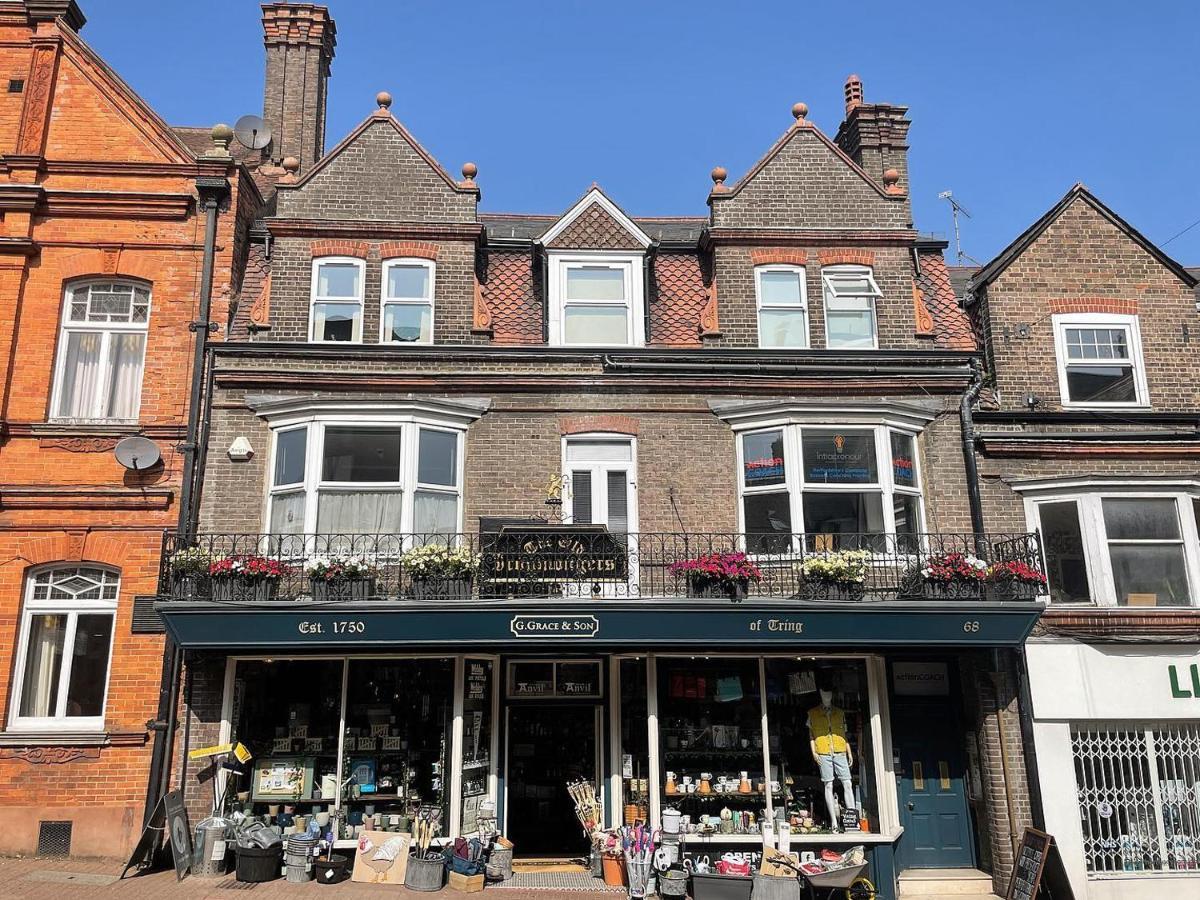 Large East Side Room Above G Grace & Son Tring Exterior photo